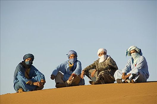 肖像,四个,柏柏尔人,男人,坐,沙子,沙漠,撒哈拉沙漠,梅如卡,摩洛哥