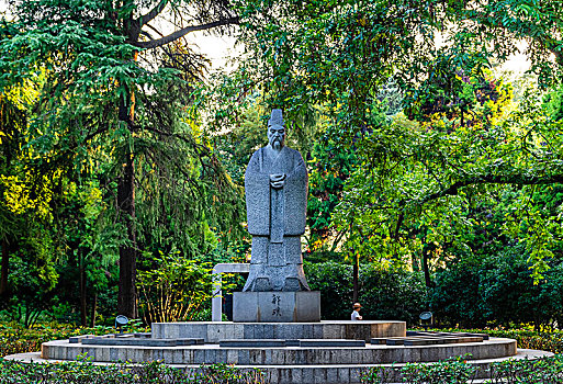 南京玄武湖公园郭璞雕像