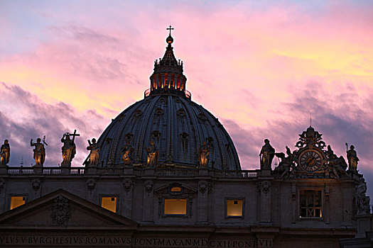 梵蒂冈圣彼得大教堂楼顶雕塑与圆顶