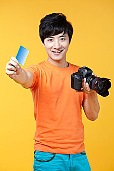 亚洲年轻人用信用卡消费数码相机