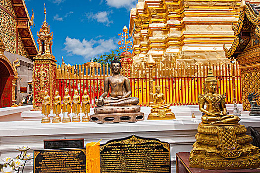 泰国清迈素贴山双龙寺舍利塔边的佛像