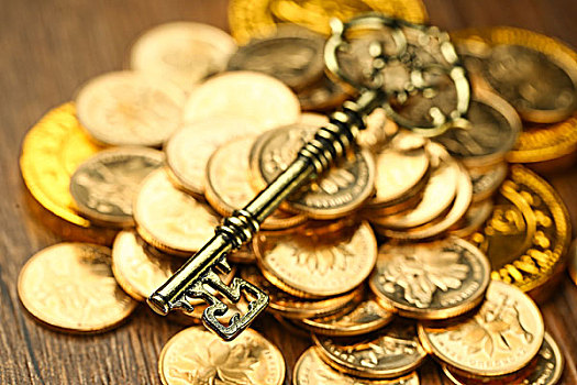 金钥匙放在硬币堆上