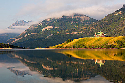 加拿大,艾伯塔省,瓦特顿湖国家公园,威尔士王子酒店,反射,湖