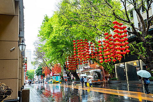 广州2023年春天三月春雨中的北京路步行街美景