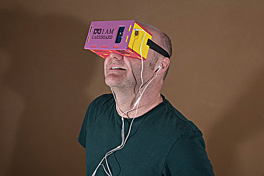 男人,戴着,纸板,长度,虚拟现实,谷歌,护目镜,星系,机器人,智能手机,耳机,抬手