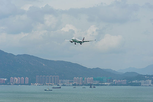 一架斐济航空的客机正降落在香港国际机场
