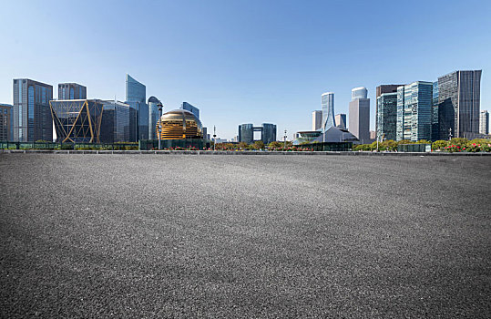 汽车广告背景,公路和现代城市建筑