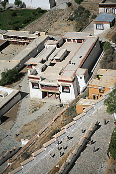 西藏拉萨布达拉宫上面俯瞰下面的建筑