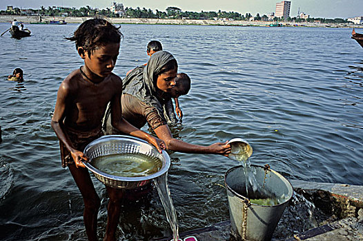 女人,女孩,收集,污染,水,河,达卡,孟加拉,下水道,身体,城市,制作