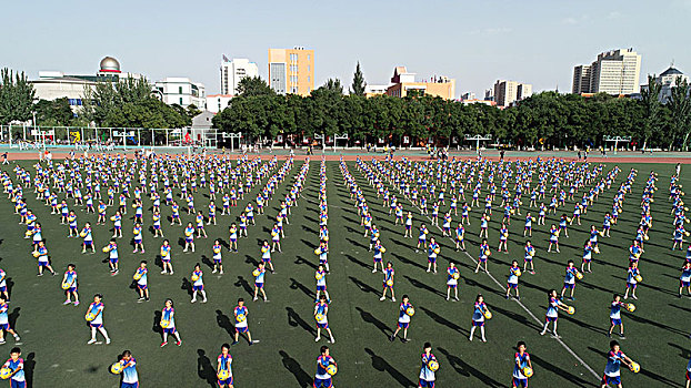 小学校园足球学生做足球操