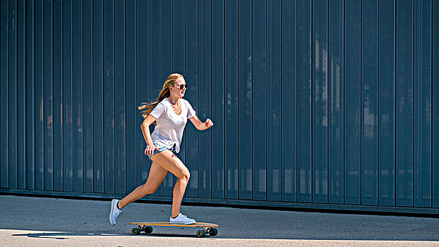 女人,22岁,滑板