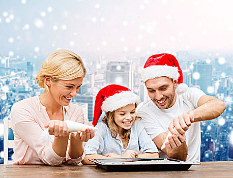 家庭,圣诞节,高兴,人,概念,微笑,圣诞老人,帽子,糖衣浇料,烹调,上方,雪,城市,背景