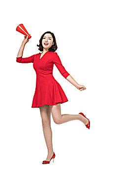身穿红色连衣裙的年轻女子