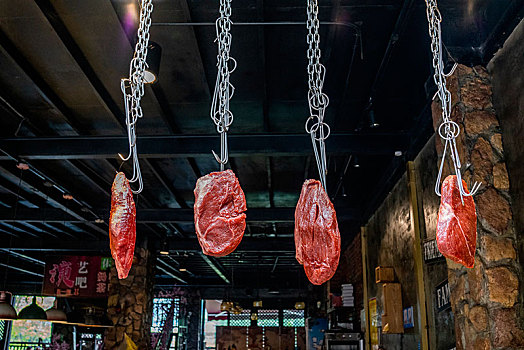 贵州丹寨万达小镇饭店吊挂的砣砣肉