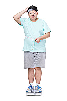 肥胖的年轻男子测体重和腰围