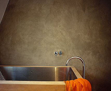 现代,浴室,特写,水泥,钢铁,浴缸,铬合金,水龙头,绿色,石膏,墙壁
