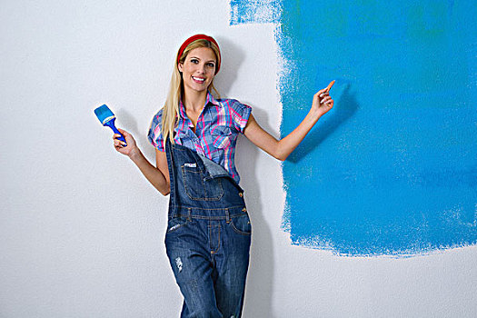 高兴,微笑,女人,绘画,室内,白人,墙壁,蓝色,绿色,新房