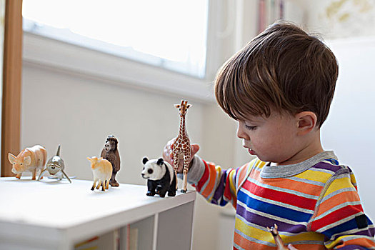 小男孩,玩,玩具,动物塑像,卧室