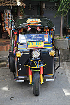 泰国三轮出租车tuktuk