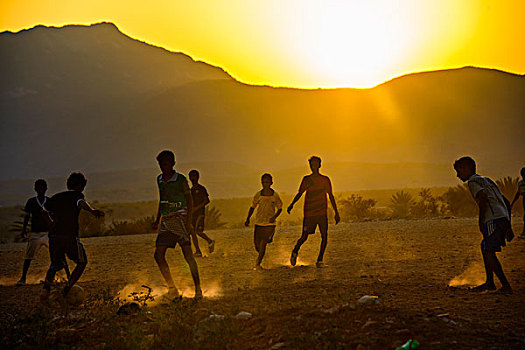男孩,玩,足球,索科特拉岛,也门,亚洲