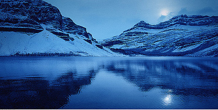 弓湖,黄昏,班芙国家公园,艾伯塔省,加拿大