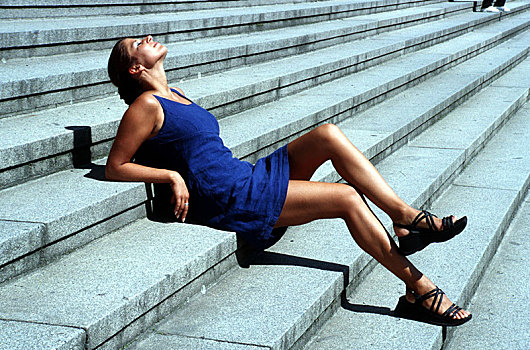 女人,蓝色,衣服,躺着,楼梯,柏林,德国,欧洲