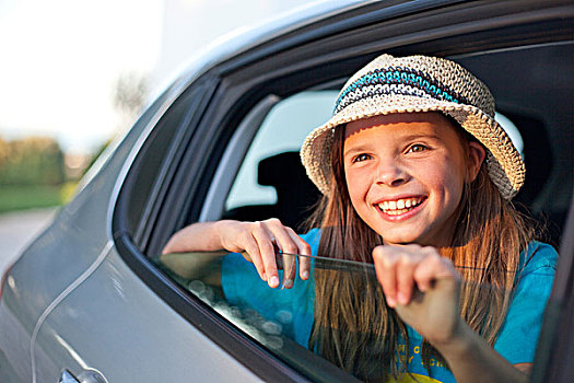 女孩,戴着,帽子,看穿,打开,车窗,微笑