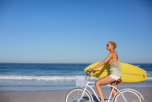 女人,冲浪板,坐,自行车,海滩,阳光