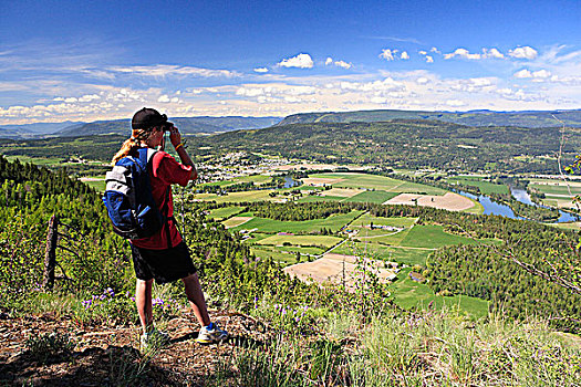 女性,远足者,双筒望远镜,悬崖,远眺,农田,不列颠哥伦比亚省,加拿大