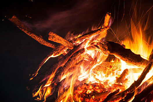 夜晚正在燃烧的木柴火堆