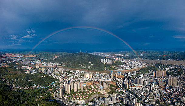 广西梧州,雨后彩虹景美如画