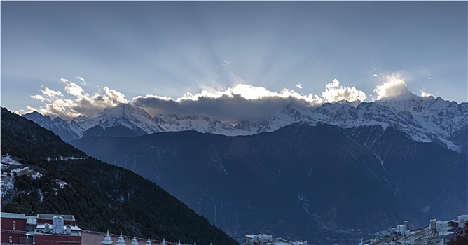 中国云南迪庆日照梅里雪山风景