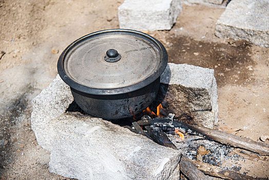 野外用于生火做饭的简易地锅