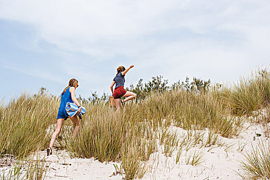 两个,美女,朋友,跑,沙滩,沙丘,野餐毯