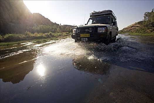 纳米比亚,达马拉兰,驾驶,四轮驱动,交通工具,河,靠近,山,寻找,躲避,荒芜,大象