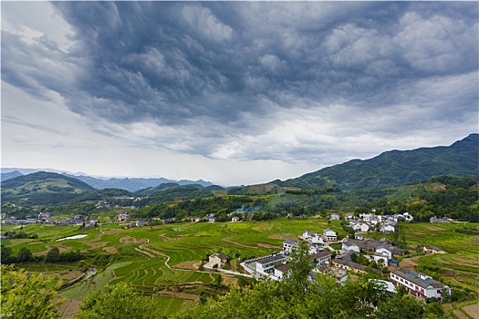 山村暴雨前夕的乌云