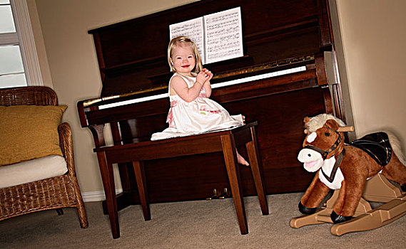 小女孩,坐,钢琴,长椅