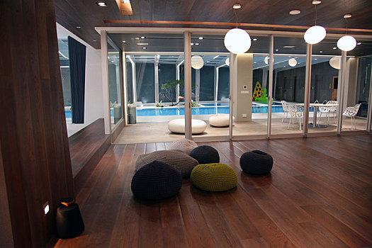 豪华且现代感的室内设计,宽大豪华的客厅