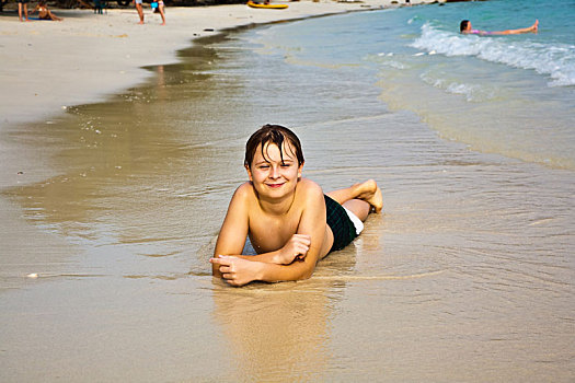 男孩,卧,海滩,享受,温暖,水