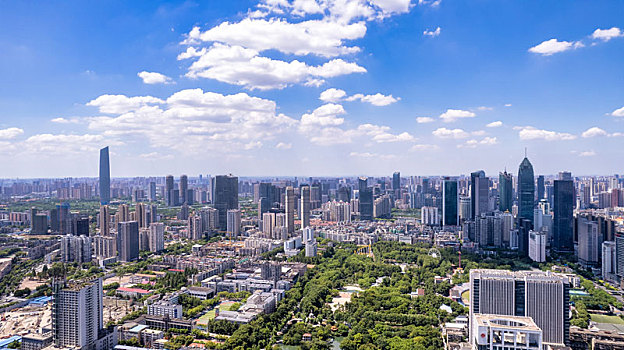 中国湖北武汉市中心的中山公园与周边高楼