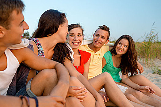 友谊,暑假,休假,手势,人,概念,群体,微笑,朋友,坐,海滩