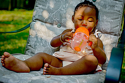 女婴,坐,花园,休闲椅,喝,婴儿,杯子