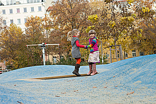 两个女孩,弹起,小,蹦床,公园
