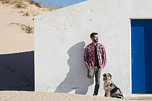 男人,狗,倚靠,墙壁,海滩