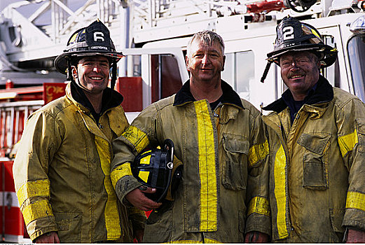 肖像,三个,男性,消防员,站立,靠近,消防车