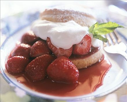 草莓蛋糕,奶油,盘子