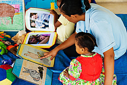 dominica,carib,territory,unicef,animator,playing,with,children,on,the,ground