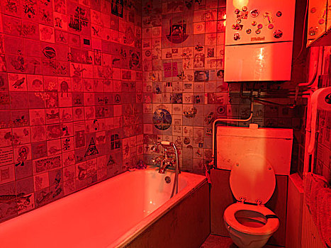 浴室,卫生间,沐浴,照亮,红色,亮光,墙壁,遮盖,砖瓦,照片,不干胶,孩子,绘画,房间,伦敦,英国,2008年