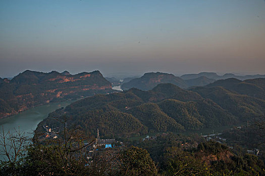 山,丹霞,河流,蓝天,黄昏,大气,田野,水电站,村庄,驴友,旅行,地质公园,丹霞地貌,绿色,灌木,树,草,水潭,素材,平面设计