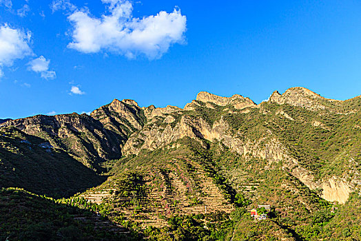 爨底下村群山